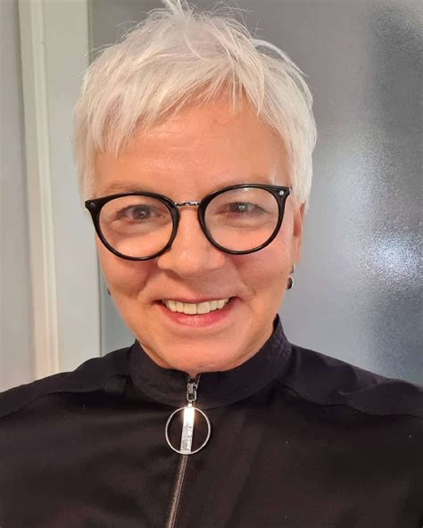 21 Most Flattering Pixie Cuts For Older Ladies With Glasses Short Hair