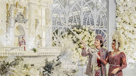 Atta aurel terbarupasangan pengantin baru atta halilintar dan aurel hermansyah diliputi kegembiraan karena aurel ternyata sedang hamil. Kue Pernikahan Atta-Aurel Viral, Anak Artis Idap Penyakit ...