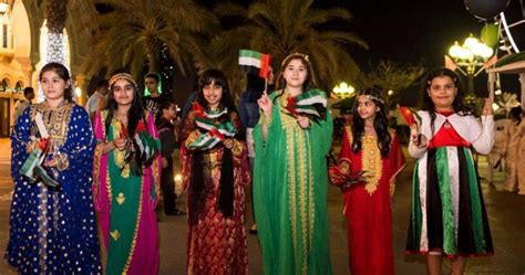 Traditional Dress Of Uae Emirati Dress For Men And Women