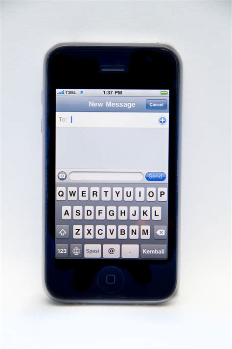Filea White Iphone 3g Displaying Virtual Keyboard In Portrait Mode