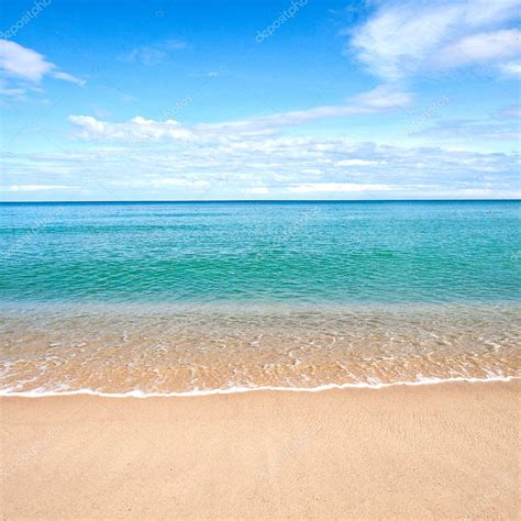 Beautiful Sandy Beach With Calm Water Against Blue Skies — Stock Photo
