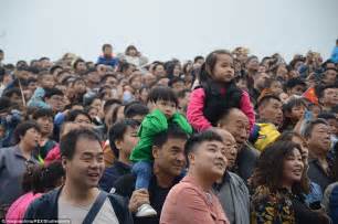 Thousands Of Chinese Tourists Overcrowd Stone Bridge Daily Mail Online