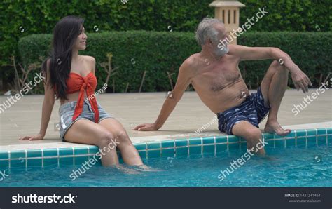 Zdj Cie Stockowe Old Man Sexy Girl Swimming Pool