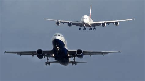 پرواز دو هواپیمای مسافربری ایرباس با فاصله نزدیک به دنبال یکدیگر ویدیو