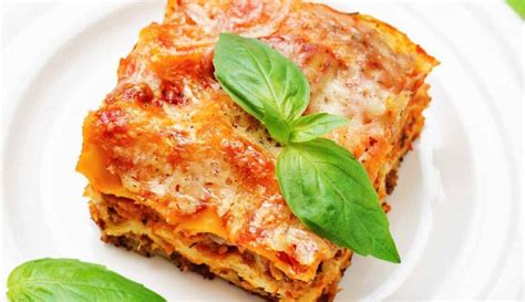 Ma oltre al bistellato, ci sono locali tradizionali e non che meritano un viaggio. Lasagna napoletana di Antonino Cannavacciuolo | Sublime