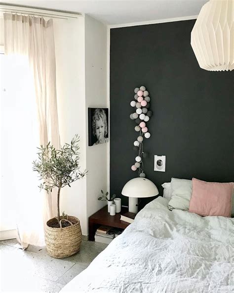 Schimmel im schlafzimmer stellt ein gesundheitsrisiko dar. Black Wall! Mit der dunklen Wand ist ein wohnliches ...