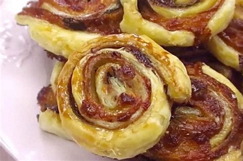 Jun 04, 2021 · basta un rotolo di pasta brisé, del formaggio spalmabile, dei pomodorini e un spolverata di origano e in pochi gesti prepareremo una torta salata davvero gustosa. Girelle salate di pasta sfoglia: ricetta facile alle zucchine