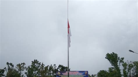Turut Berbelasungkawa Polres Sekadau Kibarkan Bendera Setengah Tiang