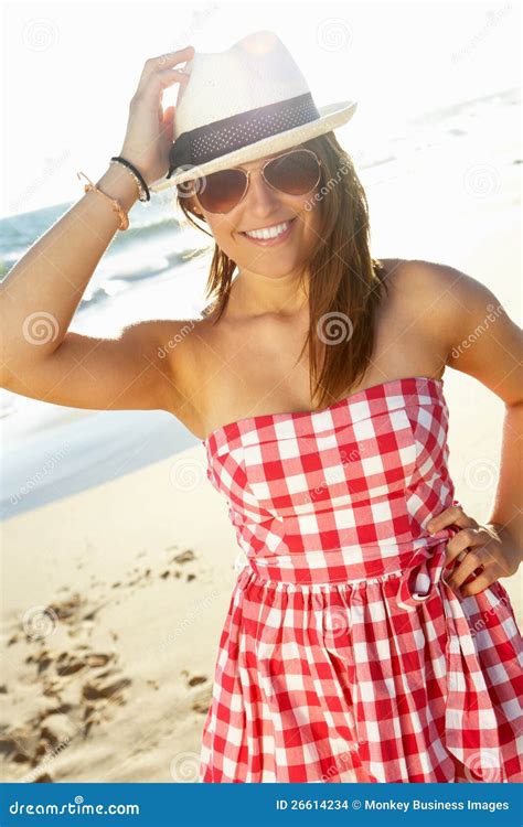 robe s usante d adolescente attirante sur la plage photo stock image du arénacé caucasien