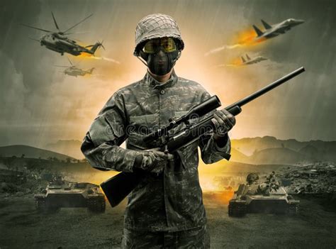 Posição Armada Do Soldado No Meio De Uma Guerra Foto De Stock Imagem