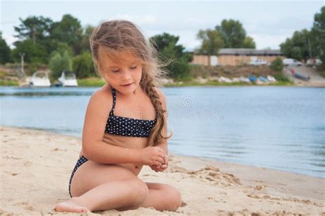 Małej Dziewczynki Obsiadanie Na Plaży Obraz Stock Obraz złożonej z piasek śliczny