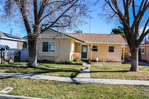 A fern is a member of a group of vascular plants that reproduce via spores and have neither seeds nor there are about 10,560 known species of fern. 44622 Fern Ave, Lancaster, CA 93534 | MLS# 17000301 | Redfin
