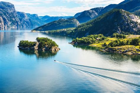 Preikestolen from the fjord it is also wonderful to experience preikestolen from the fjord, either from a sightseeing boat or from a car ferry going from lauvvik, oanes, stavanger, or from several other. Preikestolen in Norwegen - Das Highlight am Lysefjord ...