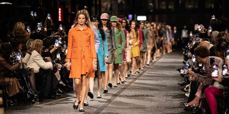 Défilé Chanel Métiers d Art le tweed coloré à l honneur Cosmopolitan fr