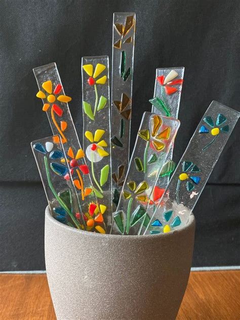 Fused Glass Garden Stakes In 2020 Glass Garden Fused Glass Red Flowers Garden