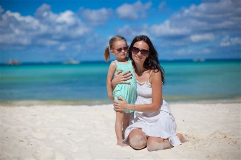Joven Madre Hermosa Y Su Pequeña Hija Adorable En Playa Tropical Foto