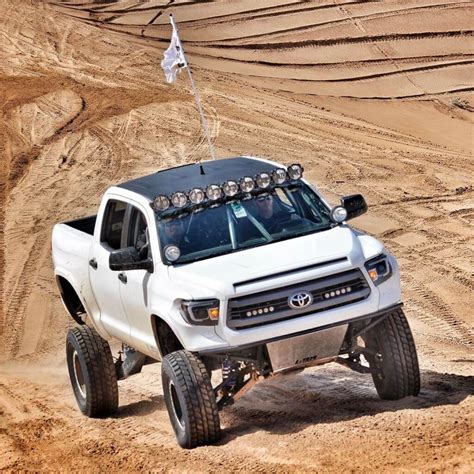 Long travel Tundra Jumping in the desert Offroad Jeep, Offroad Trucks