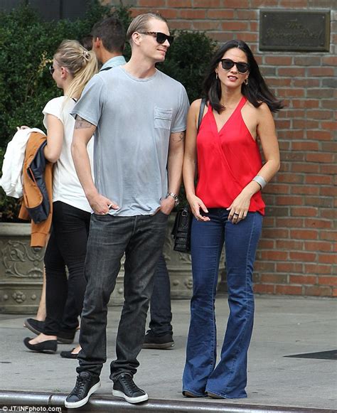 Olivia Munn New York Hotel With Boyfriend Joel Kinnaman Daily Mail Online