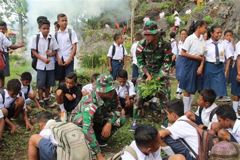 Pengertian gotong royong, manfaat, nilai dan contoh gotong royong. Ajarkan Kebersamaan Satgas Yonif 132 Bs Ajak Anak Sekolah ...