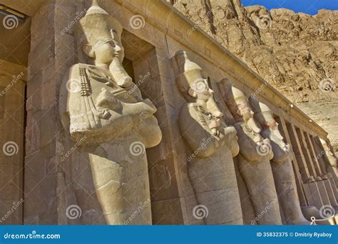 Las Estatuas Del Templo Mortuorio De Hatshepsut Imagen De Archivo