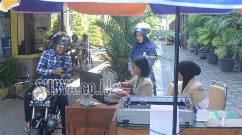 Pegawai di samsat sebenarnya banyak dan peralatan yang dimiliki juga cukup, tetapi pelayanannya kok masih lama. pelayanan terbaik pada pelanggan dan tingkat kualitas pelayanan merupakan cara terbaik yang konsisten untuk dapat mempertemukan harapan konsumen (standar pelayanan. Cara Masuk Pegawai Samsat / Jangan Gunakan Jasa Calo Jika ...