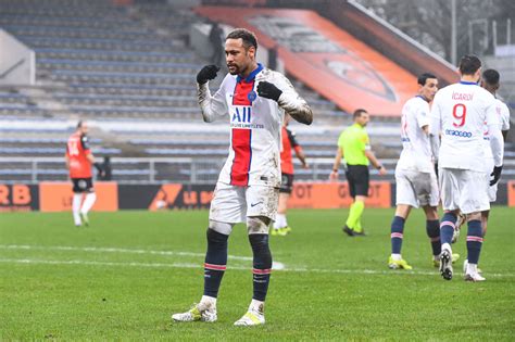 Mahrez, con un doblete, sentenció al psg. PSG : Petit donne la clef aux partenaires de Neymar avant ...