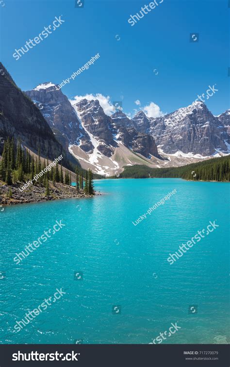 Photo De Stock Beautiful Turquoise Waters Moraine Lake Snowcovered