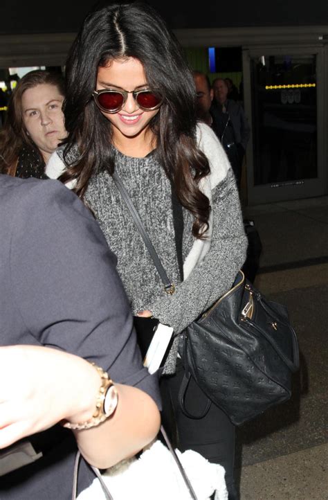 Vidéo Selena Gomez Arrive à Laéroport De Lax à Los Angeles En