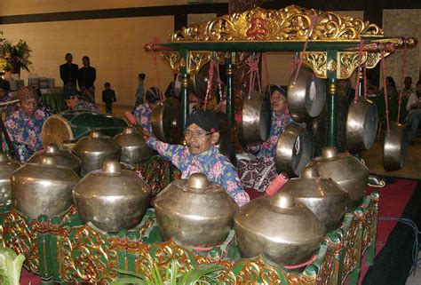 Gamelan ini merupakan alat musik yang berasal dari jawa, namun juga bisa kita jumpai di madura, bali dan lombok. Alat Musik Tradisional Provinsi Jawa Tengah - Tentang Provinsi