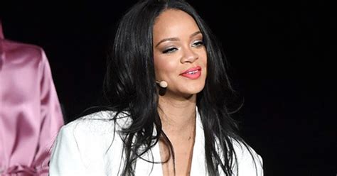 Rihanna Personally Apologizes For Being 25 Hours Late To Her Fenty