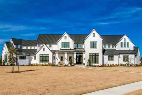 Make Yourself At Home In This Farmhouse Mansion Modern Farmhouse