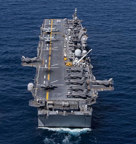 Marinha dos EUA comissiona o navio de ataque anfíbio USS Tripoli