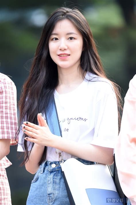 Yoo su hwa (유수화) birthday: 포토 여자아이들 슈화 반짝이는 청순 미모 | 한경닷컴