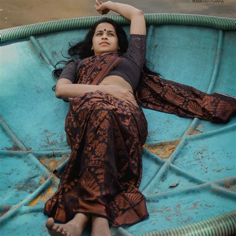 Actress Sadhika Venugopal Saree Look In Backwater Goes Viral On Social Media L കായലിന് നടുവി
