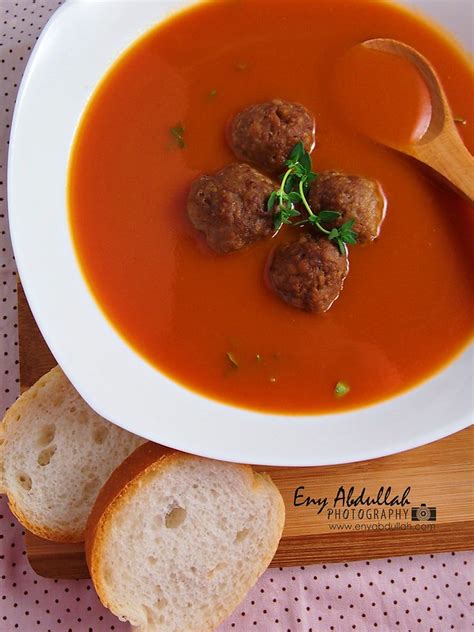 Masukan sup ke piring saji dengan tambahan roti dan paterseli cincang. Sup Tomato Bebola Daging | EnyAbdullah.Com