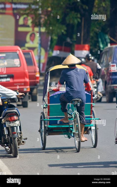 Paseos En Bicicleta O Becak Rickshaw En Makassar En Sulawesi En