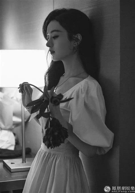 Zhao Liying Wears A White Dress Elegant Temperament Holding A Bouquet