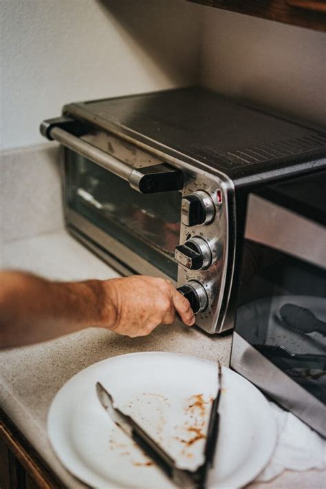 In a conventional oven heat comes from the outside and slowly works its way into the food through standard slow heat transfer processes. BEZA OVEN & MICROWAVE | EasyBakeLab