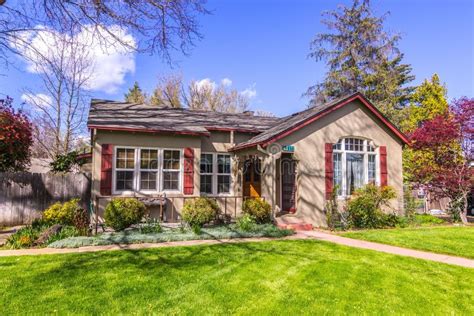 Contemporary Suburban Home With A Lush Green Lawn In Yreka California
