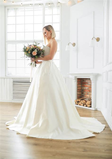 Sie können ihr brautkleid maßgeschneidert lassen. Lange Brautkleider von Brautmoden outlet nrw - Brautmoden ...