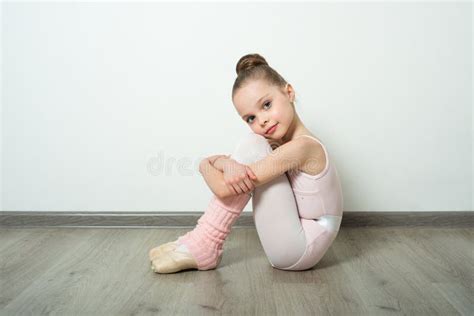 Haltungen Einer Kleine Entz Ckende Junge Ballerina Stockfoto Bild Von Gef Hl Weiblich