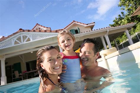 Familia Jugando En La Piscina Fotografía De Stock © Goodluz 64677179