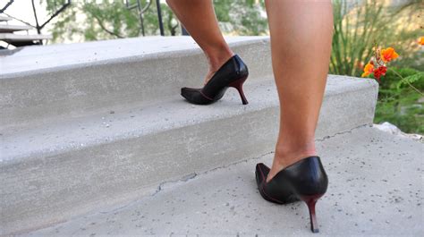 How To Walk Down Stairs In High Heels 7 Steps With Pictures