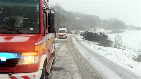 prerátená tatrovka sneh zasnežená cesta sneh komplikuje dopravu aj na juhu slovenska