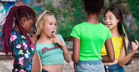 Phim Cuties trên Netflix bị chỉ trích vì những cảnh quay trẻ em nhảy gợi dục Tuổi Trẻ Online