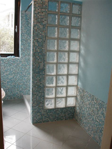 Se da un lato il design moderno è sempre più incentrato sui prodotti tecnologici, dall. Pin di Istvánné Raksányi su bagni | Arredamento bagno ...