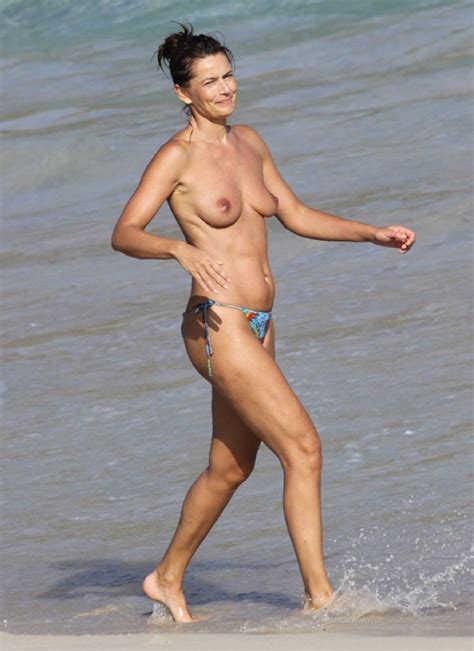 Paulina Porizkova topless képei a strandról CelebVilág Celeb