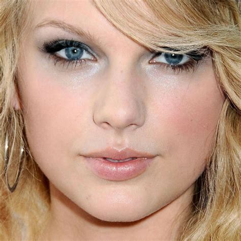 Taylor Swift Makeup Black Eyeshadow Silver Eyeshadow And Pink Lipstick