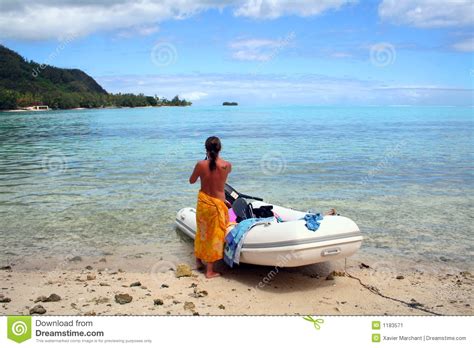 Mujer De Topless En La Playa A Un Lado Un Barco Inflable Imagen De