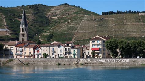 Un parking gratuit est disponible. Immobilier. Tain-l'Hermitage : un cadre de vie idéal